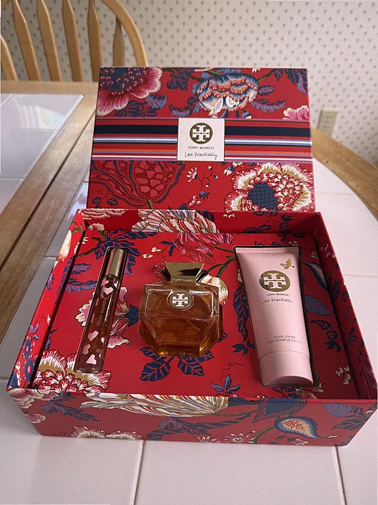 New with box- Tory Burch Love Relentlessly Perfume Set (Eau De Parfum) 3.4 Oz